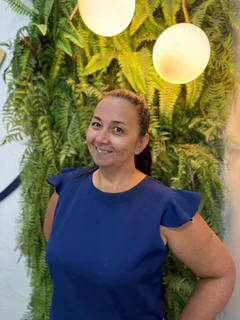 Juliana, Consultora